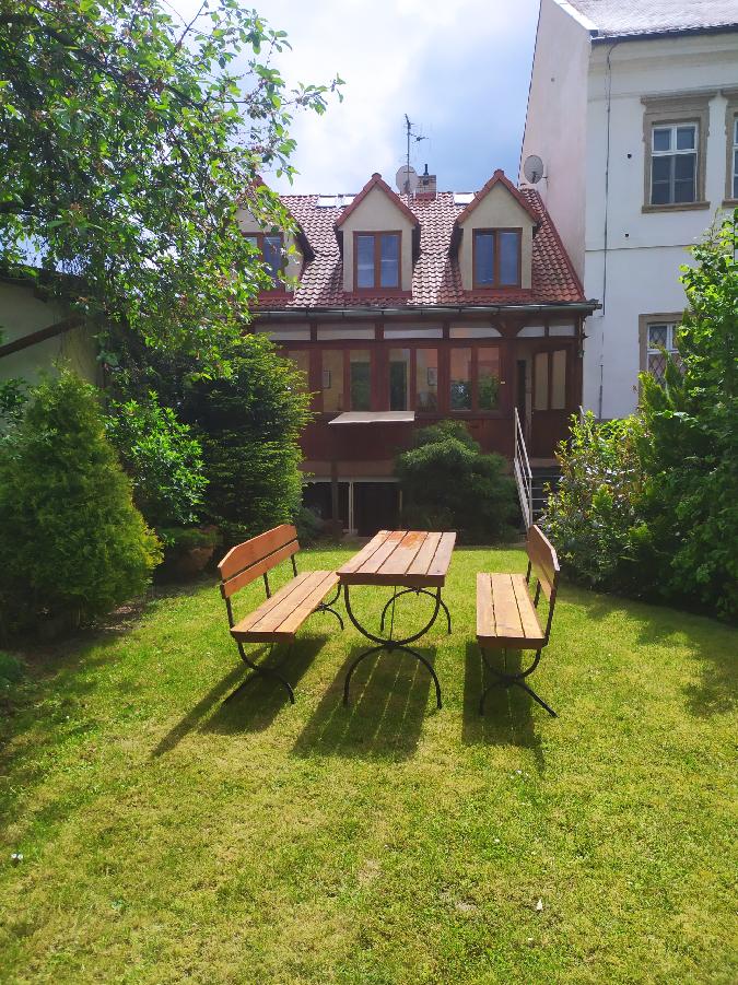 Letní zahrada s posezením v penzionu Siesta Příbor