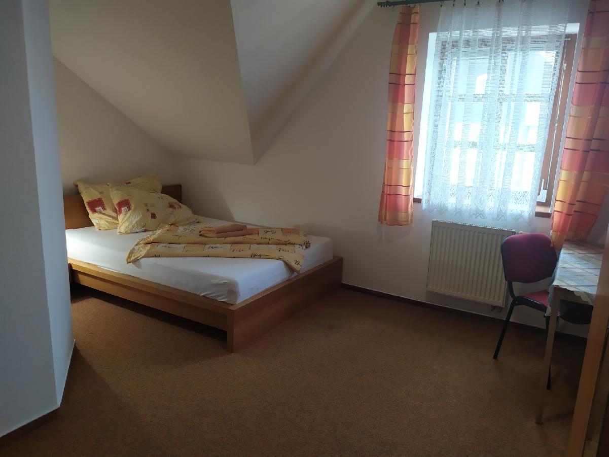 Pokoj č. 1 v penzionu Siesta Příbor – světlý pokoj s manželskou postelí